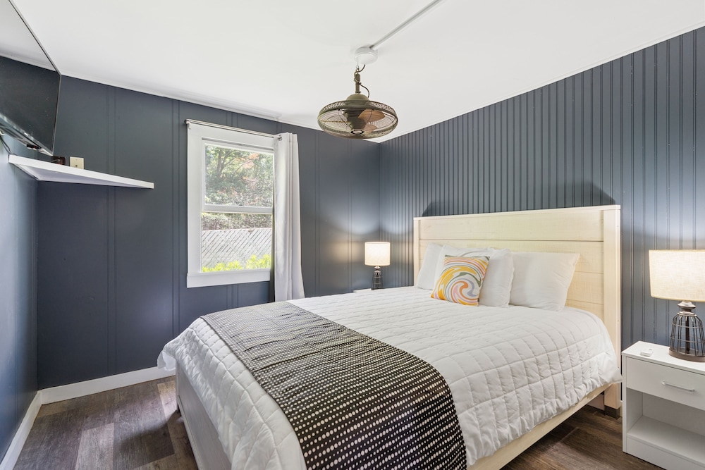 The Beaches Motel & Cottages - photo 13