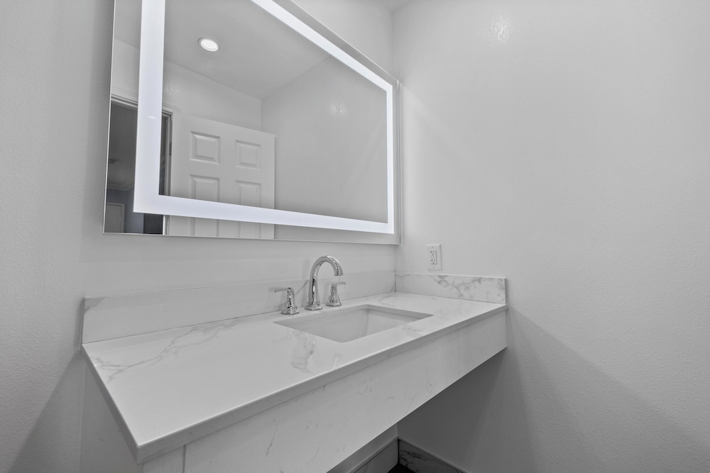 Downey Inn Luxury Suites - photo 13