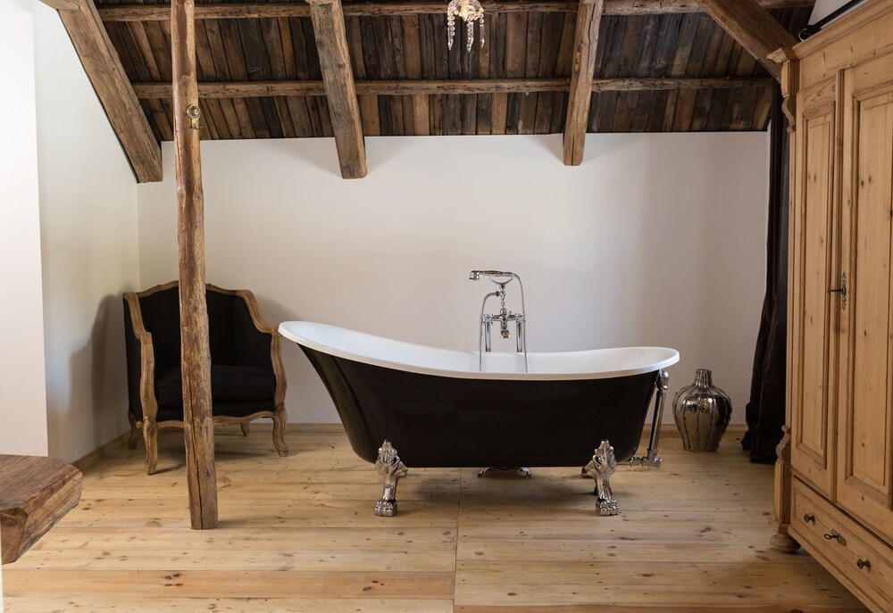 Deep Soaking Bathtub