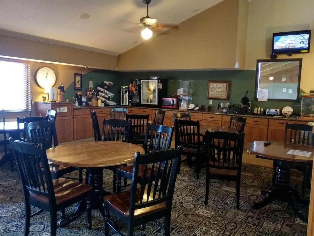 Madelia Hotel & Suites - photo 56
