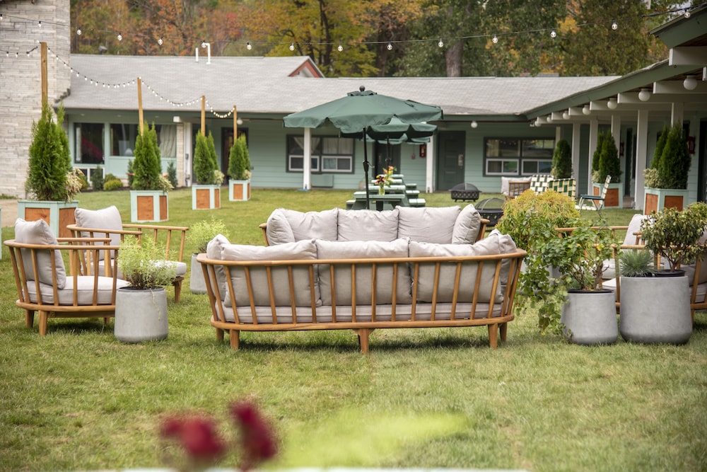 The Springs Motel - photo 58