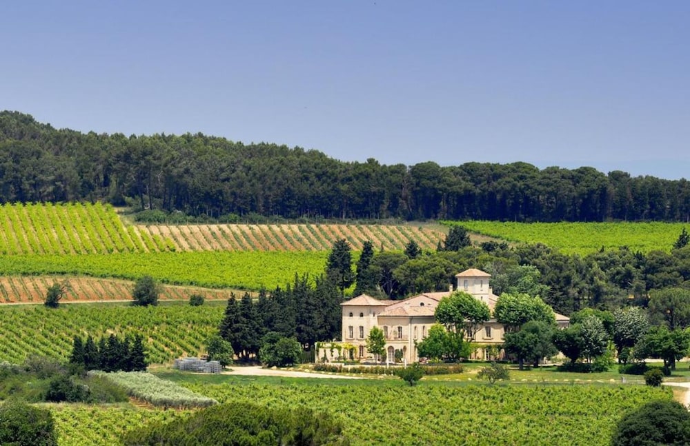 Château Gigognan Chambres d'hotes — 4-Star Luxury Hotel in Sorgues, France