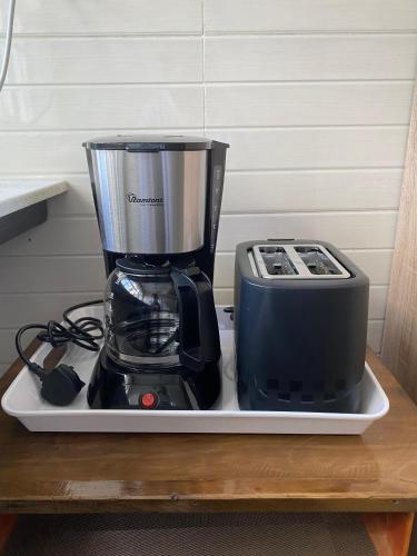 2BR Airport Boutique Apt Ideal for Transit Layovers Delayed Flights 10 Min From Airport