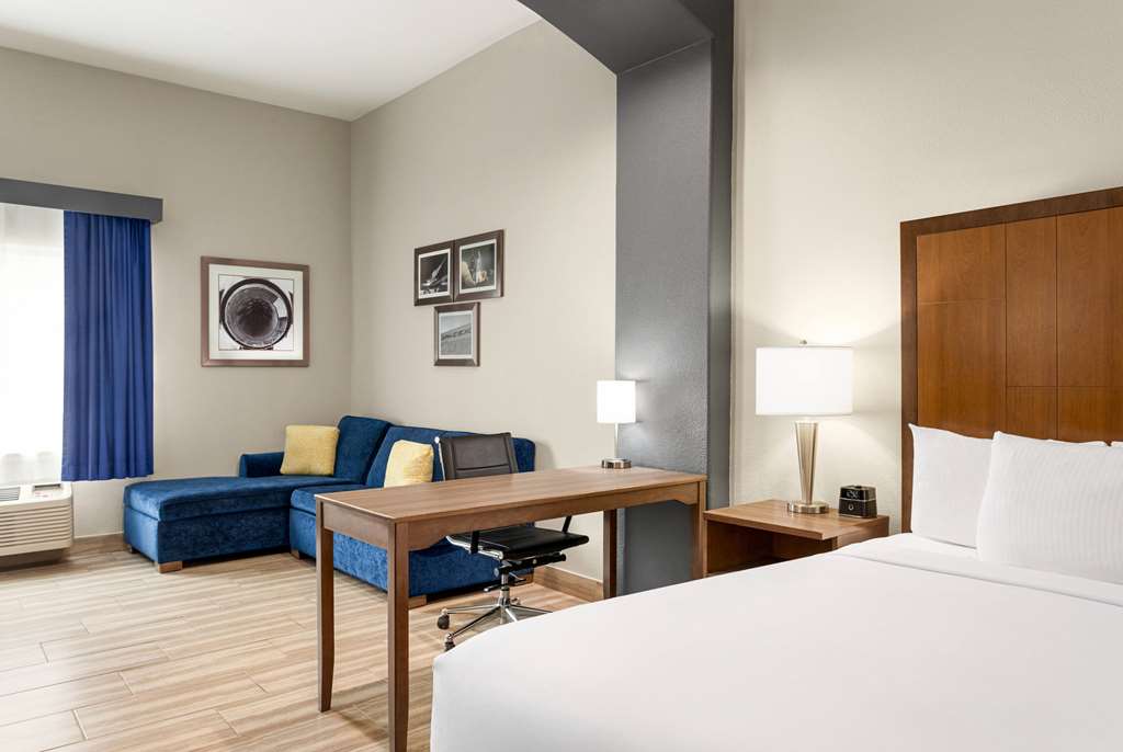 La Quinta Inn & Suites by Wyndham Brownsville North - photo 34