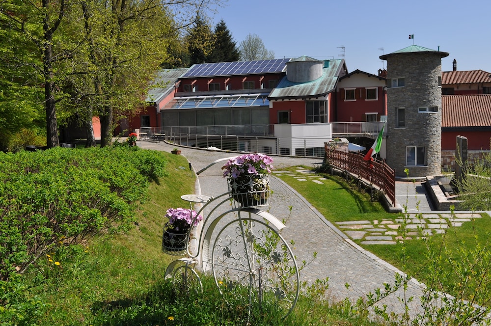 Le Pinete - carbon neutral hotel in Viggiu