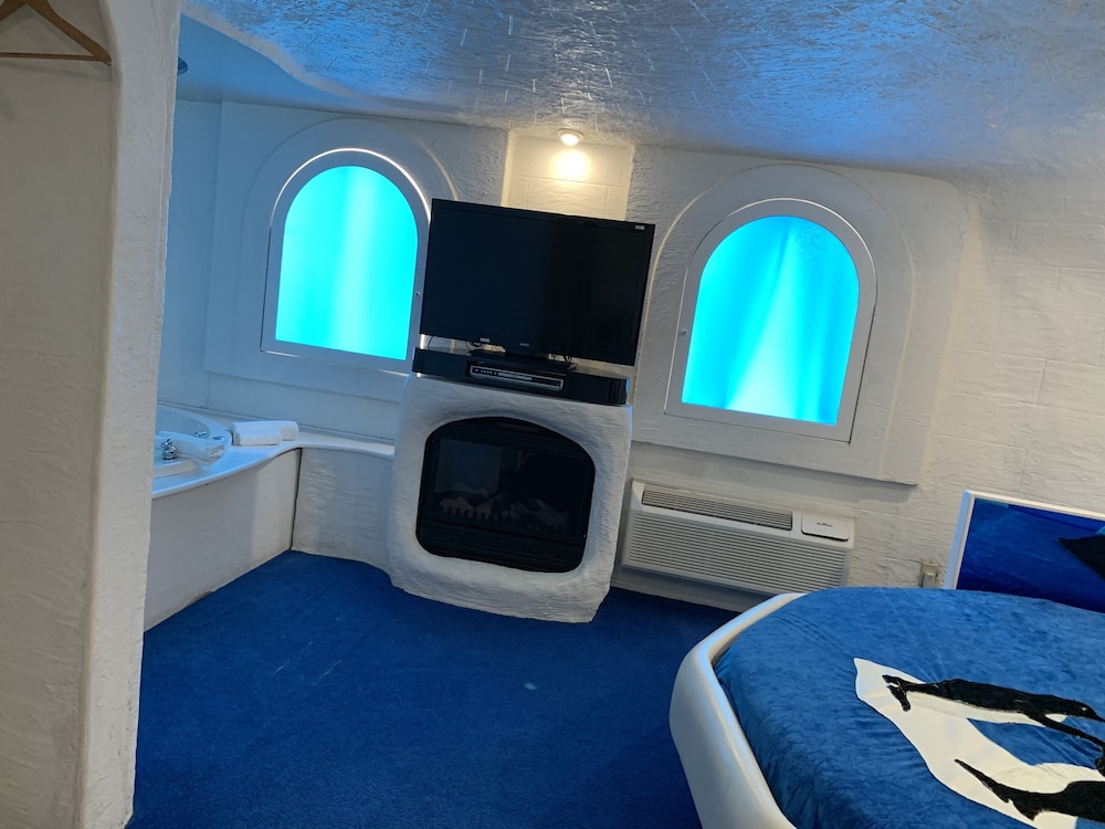 Designer Inn & Suites - photo 35