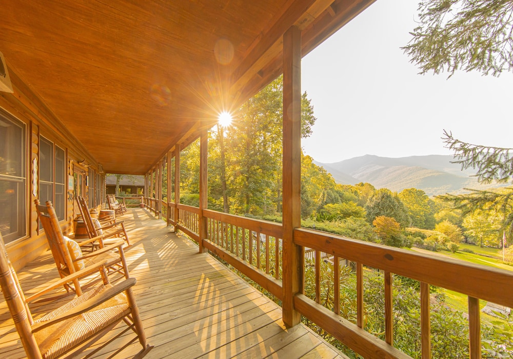 Mount Mitchell Eco Retreat - carbon neutral hotel in Burnsville