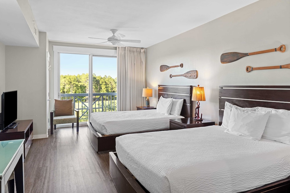 Serene Studio at Sandestin Pool Hot Tub Beach Shuttle Walk to Baytowne in Miramar Beach, United States