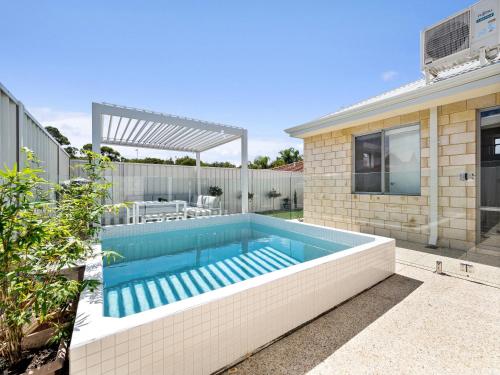 Summer Retreat Plunge Pool Proximity Town Beach in Mandurah, Australia