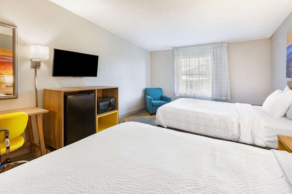 Days Inn by Wyndham Roanoke Hollins Near I 81 - photo 16