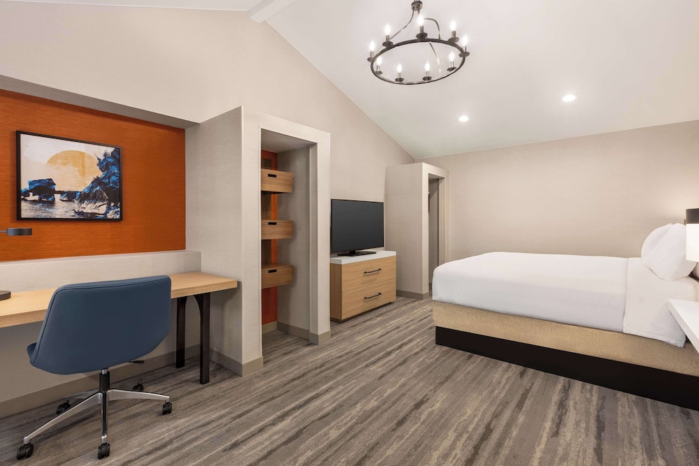 Hilton Garden Inn Monterey - photo 9