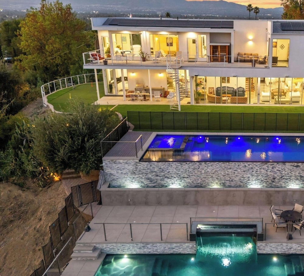 Luxe LA Escape w Pool Views & Game Room Alta Vista Estate by Avantstay — hotel in Woodland Hills