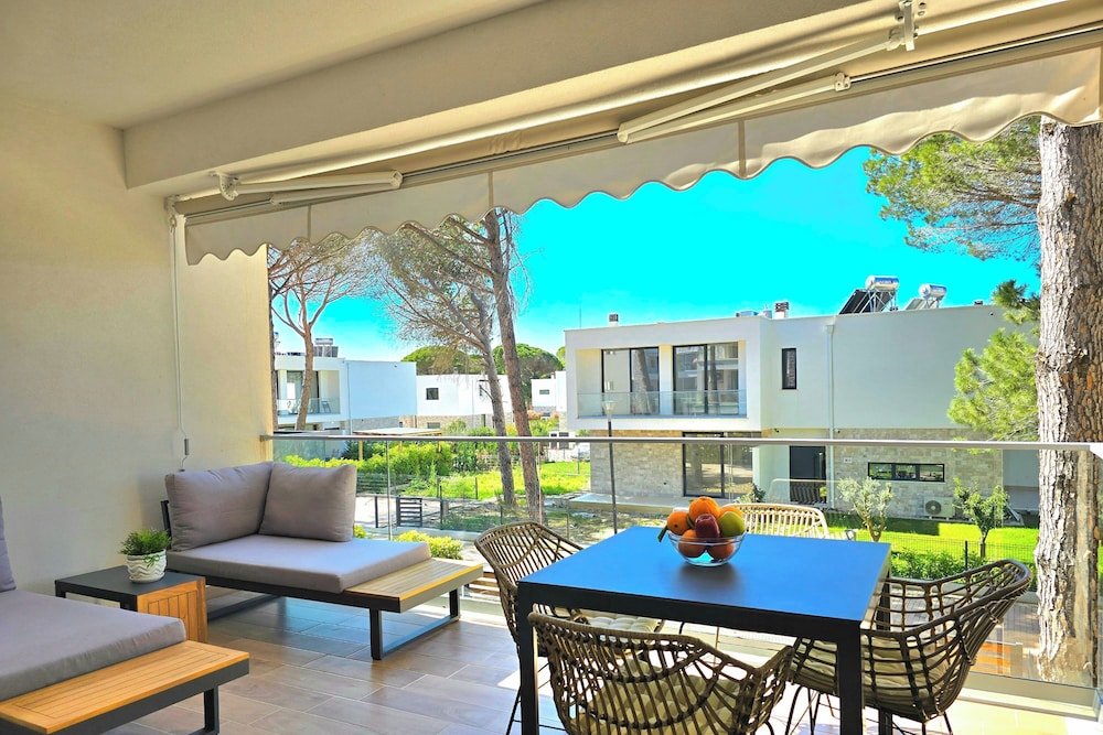 Aqua Bliss Apartment 296 Happy Rentals — 4-Star Luxury Hotel in Ishem, Albania