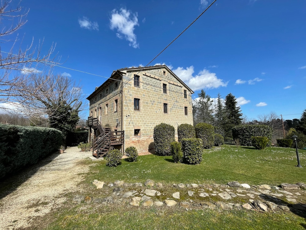 Spacious Holiday Home in Amandola With Swimming Pool Amandola — 4-Star Luxury Hotel in Amandola, Italy