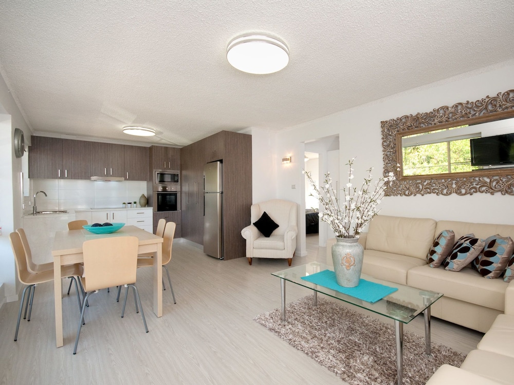 Shoal Court 5 Fabulous location with water views — 4-Star Luxury Hotel in Shoal Bay, Australia