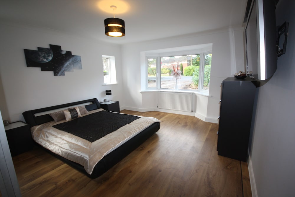Four Corners Holiday Home with Hot Tub & Sauna — 5-Star Luxury Hotel in Ferndown, United Kingdom