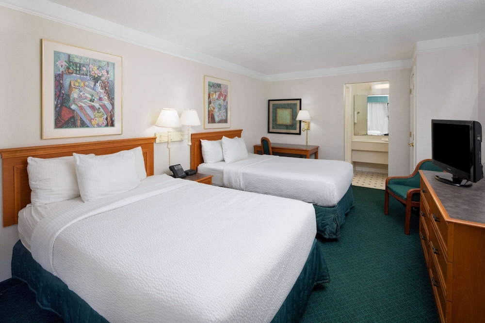 Super 8 by Wyndham Savannah - photo 12