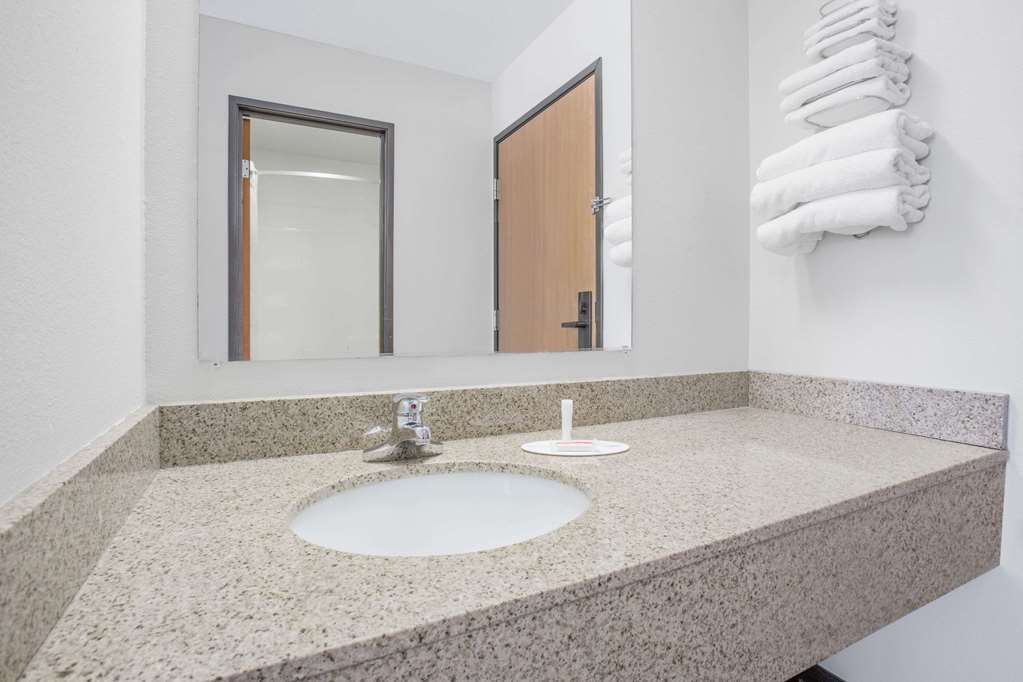 Super 8 by Wyndham Independence IA - photo 10