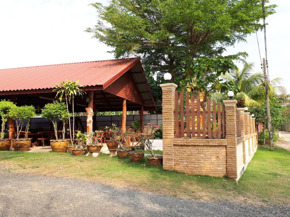 Smart Resort — hotel in Chaloem Phra Kiat