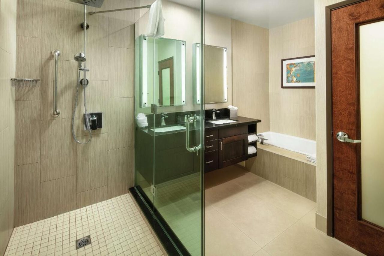 DoubleTree by Hilton Claremont - photo 23