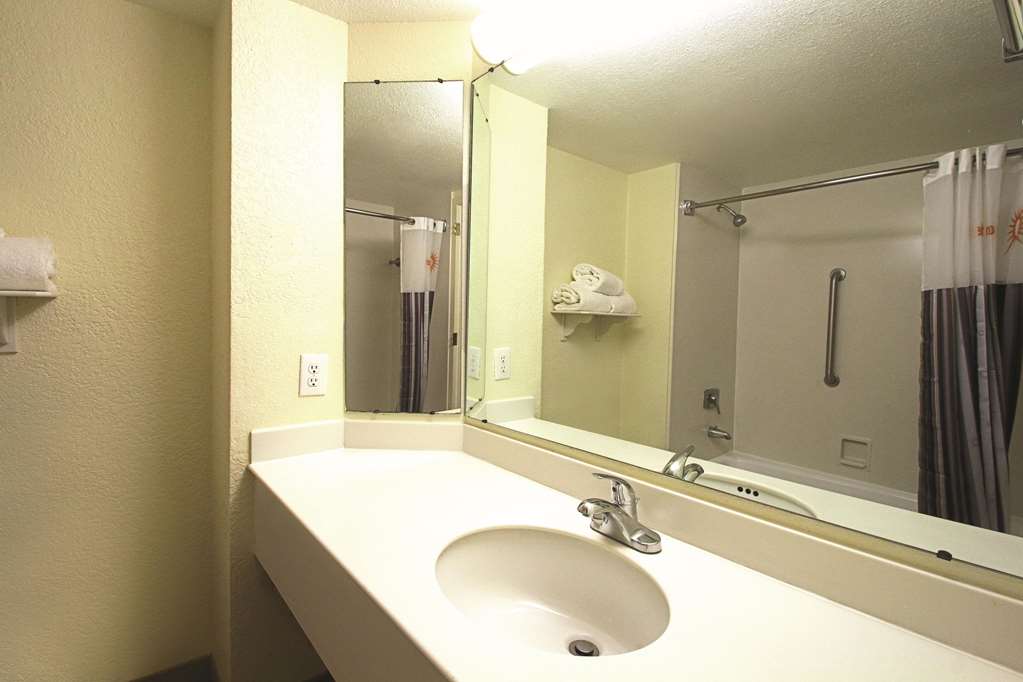 La Quinta Inn & Suites by Wyndham Coral Springs Univ Dr - photo 10
