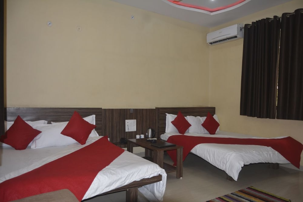 Dhar Mandav Road in Dhar, India