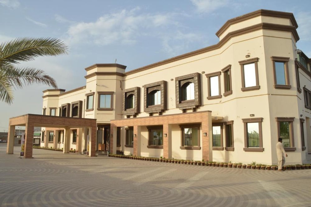 Midway Hotel & Resturant in Saddiqabad, Pakistan