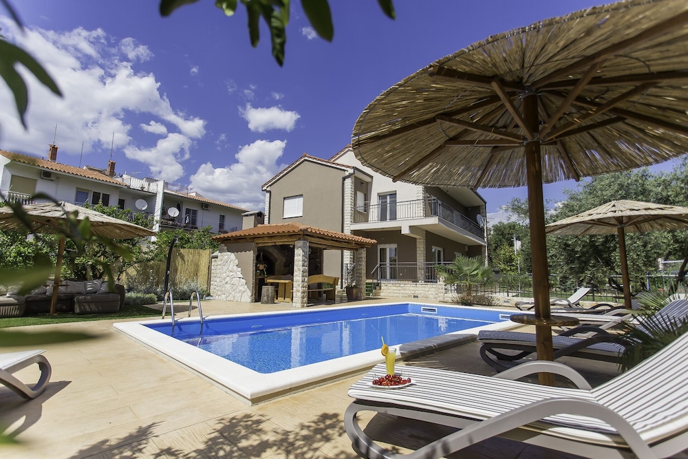 Villa Barbarossa — 4-Star Luxury Hotel in Kastel Stari, Croatia