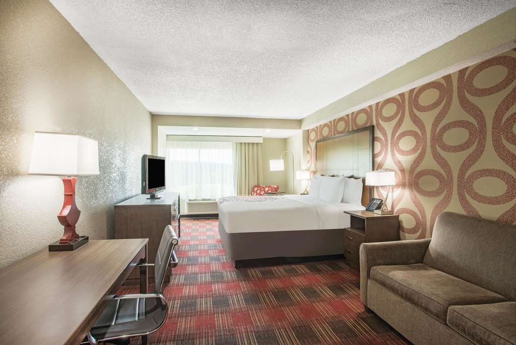 La Quinta Inn & Suites by Wyndham DC Metro Capital Beltway - photo 39