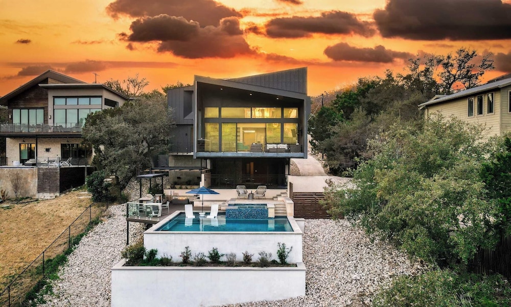 Barton by Avantstay Lake Views w Hot Tub Pool & Ping Pong - featured photo