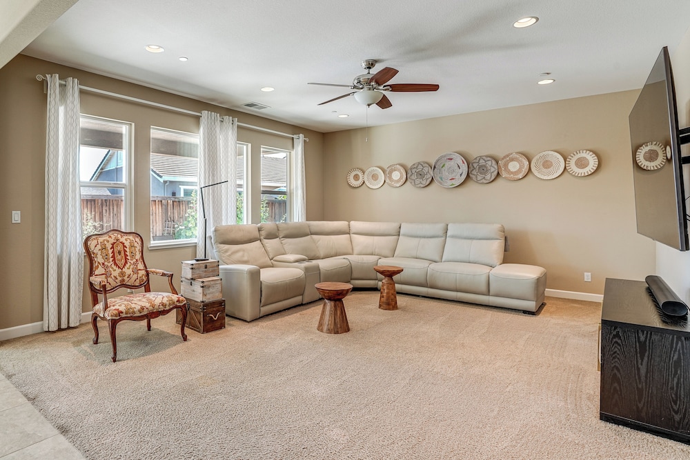 Family Home W Patio And Fenced Yard In Brentwood 21583708 — Brentwood