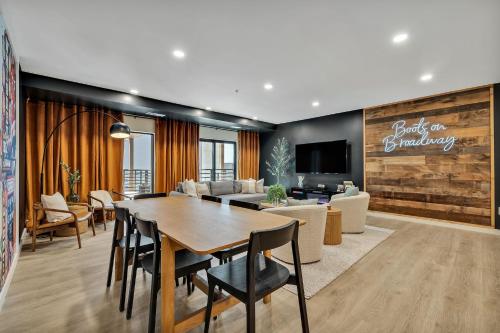 Boots on Broadway in Downtown Nashville with Parking Pool Gym — 4-Star Luxury Hotel in Nashville, United States