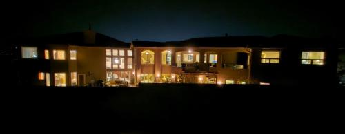 Majestic Mountain Escape hike trails from backyard — 4-Star Luxury Hotel in Albuquerque, United States