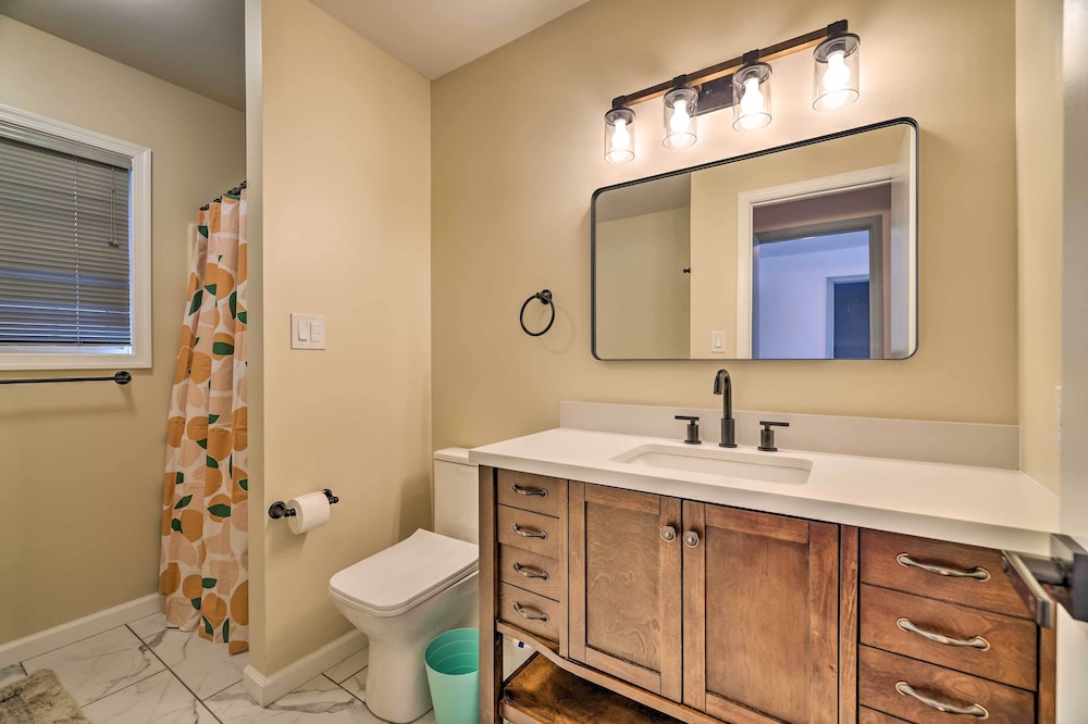 Movie Room Hot Tub Pocono Vacation Rental — 4-Star Luxury Hotel in East Stroudsburg, United States