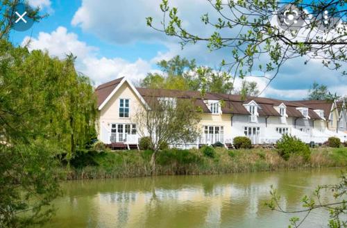 Emerald Lake House — 4-Star Luxury Hotel in South Cerney, United Kingdom