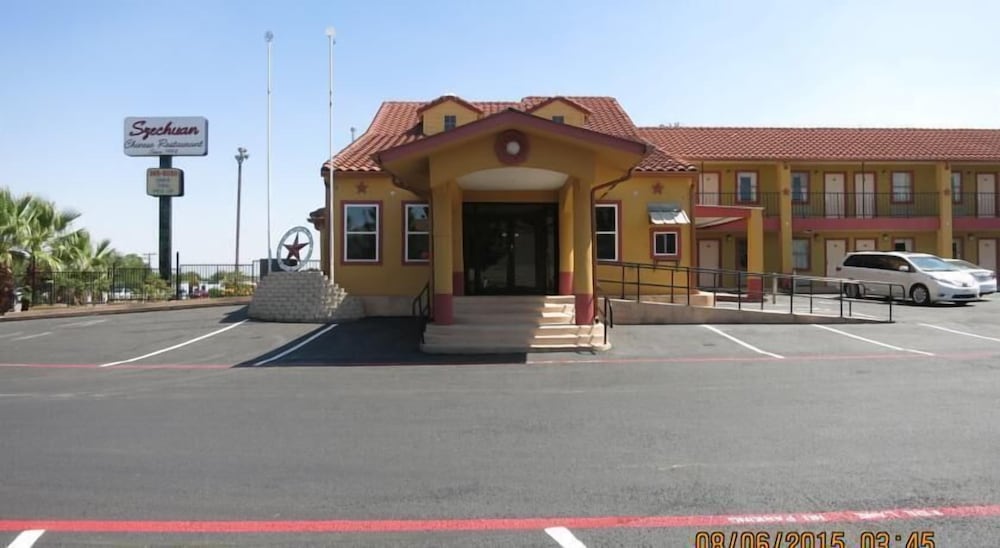 Taylor village inn and suites — hotel in Taylor