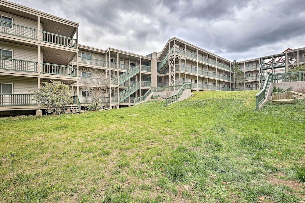 2 Mi to Skiing Resort Style Beech Mountain Condo - photo 4