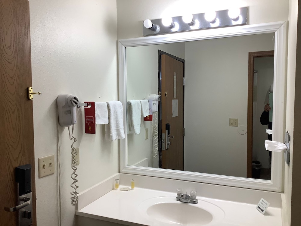 Super 8 by Wyndham Riverside Kansas City - photo 12