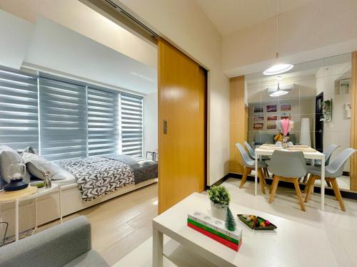 1BR BGC Uptown Modern Condo Netflix 200Mb Wifi — 4-Star Luxury Hotel in Manila, Philippines