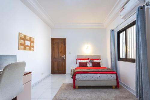 Logement paisible au cœur de Dakar chambre avec bureau et salle de bain dans un appartement partagé — 4-Star Luxury Hotel in Dakar, Senegal