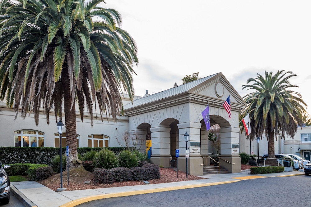 Lions Gate Hotel - featured photo