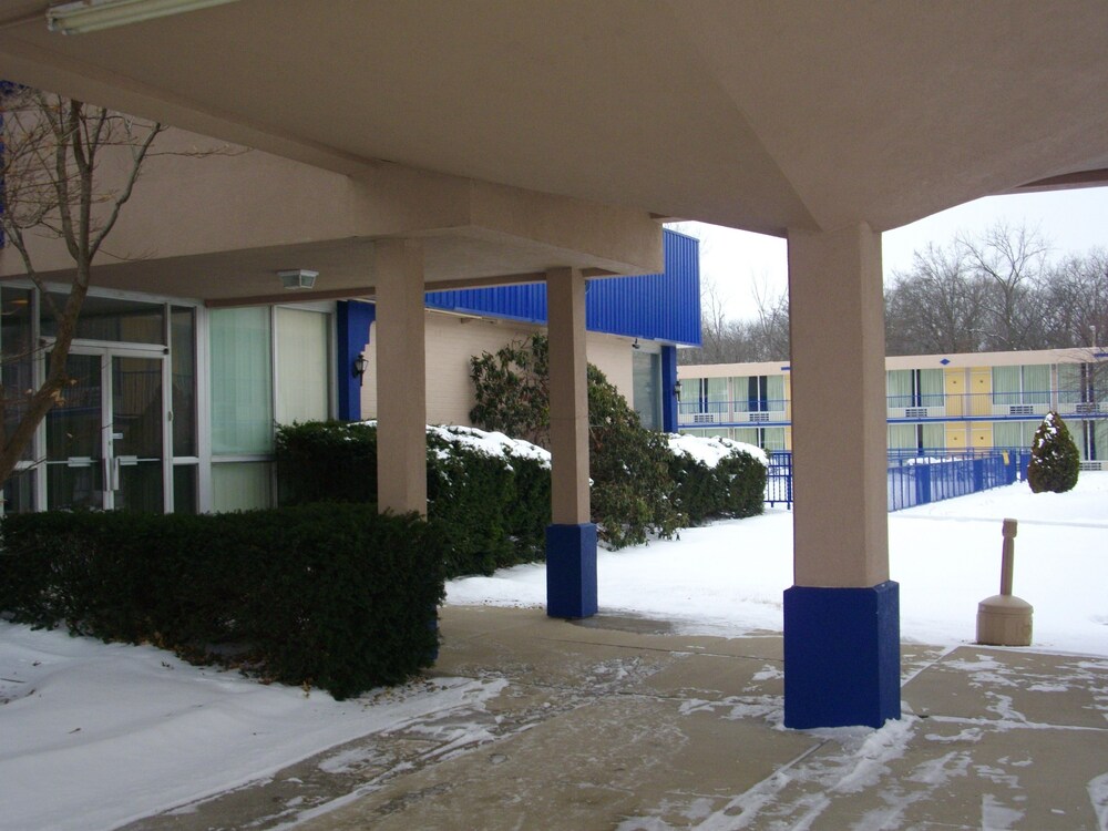 Macomb Inn - photo 17