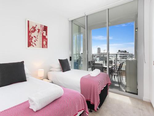 As the Sun Sets Modern and Spacious 2BR Zetland Apartment Facing the Setting Sun — 4-Star Luxury Hotel in Sydney, Australia