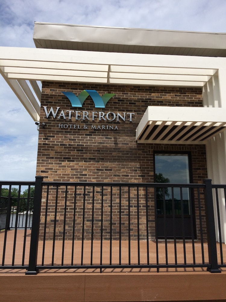 Waterfront Hotel and Marina — hotel in Mchenry