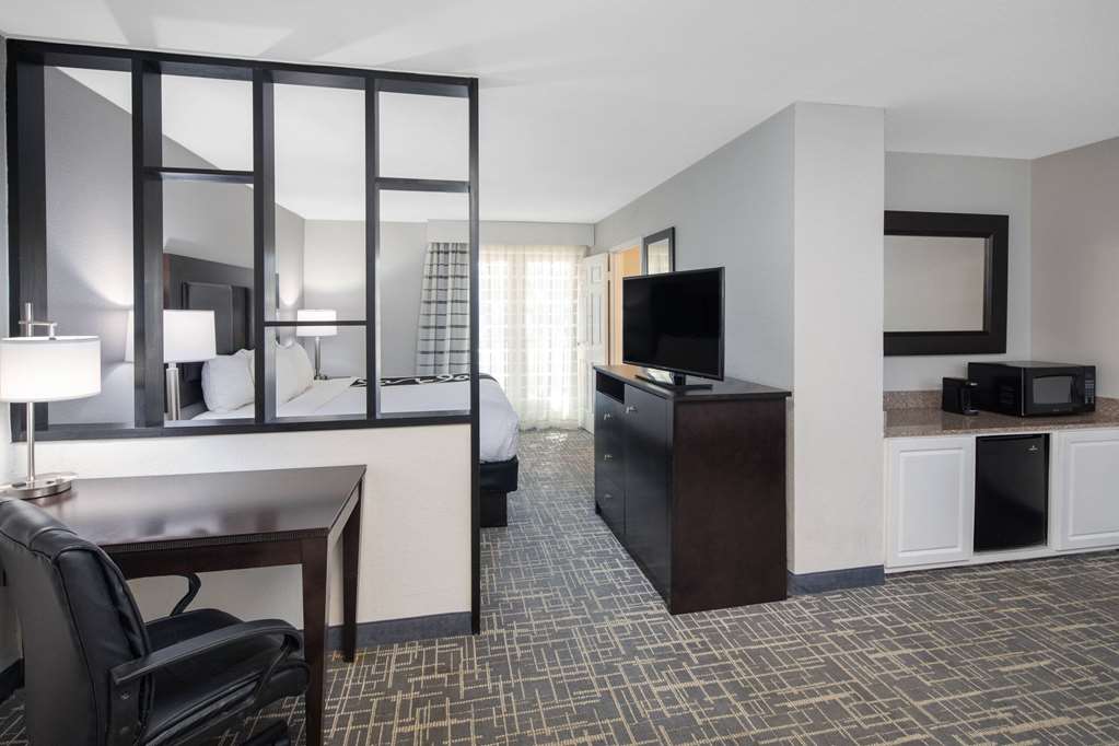 La Quinta Inn & Suites by Wyndham Atlanta Airport South - photo 23
