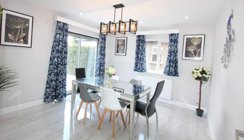 Deluxe 3 Bedroom 2 Bath House &Parking by CozyNest — 4-Star Luxury Hotel in Reading, United Kingdom