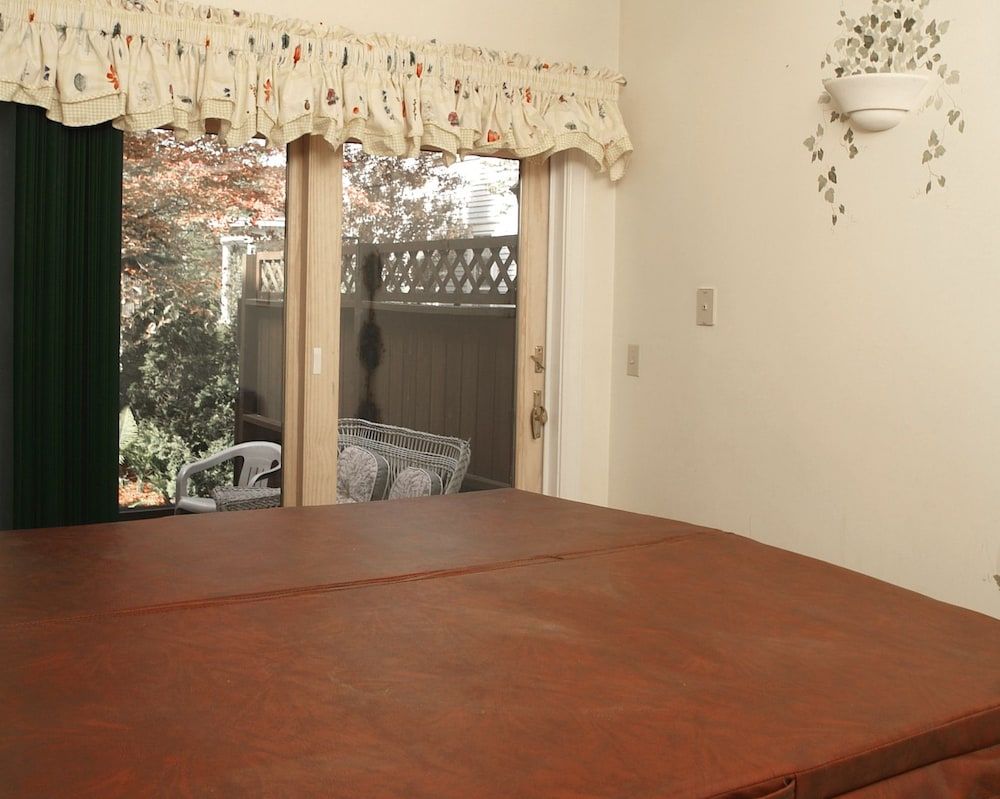 The Victorian Tudor Inn - photo 13