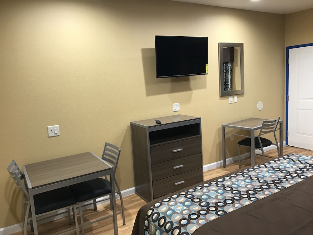 Deluxe Inn & Suites Baytown - photo 6