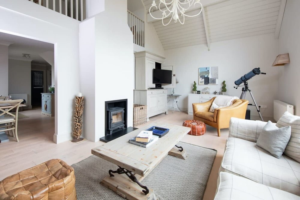 Superior house for 6 near beach w parking garden — 4-Star Luxury Hotel in Chichester, United Kingdom