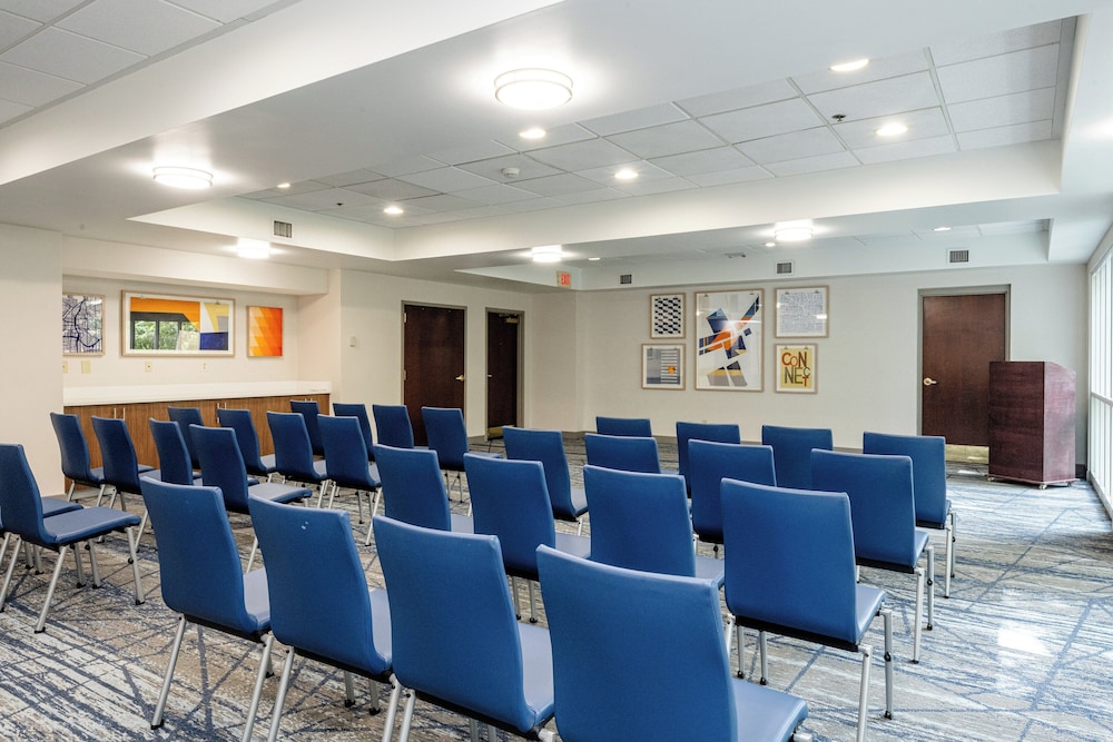 Holiday Inn Express & Suites Charleston Northwoods by IHG - photo 45